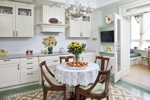 Cocina hogareña con tetera y vasos en ambiente luminoso